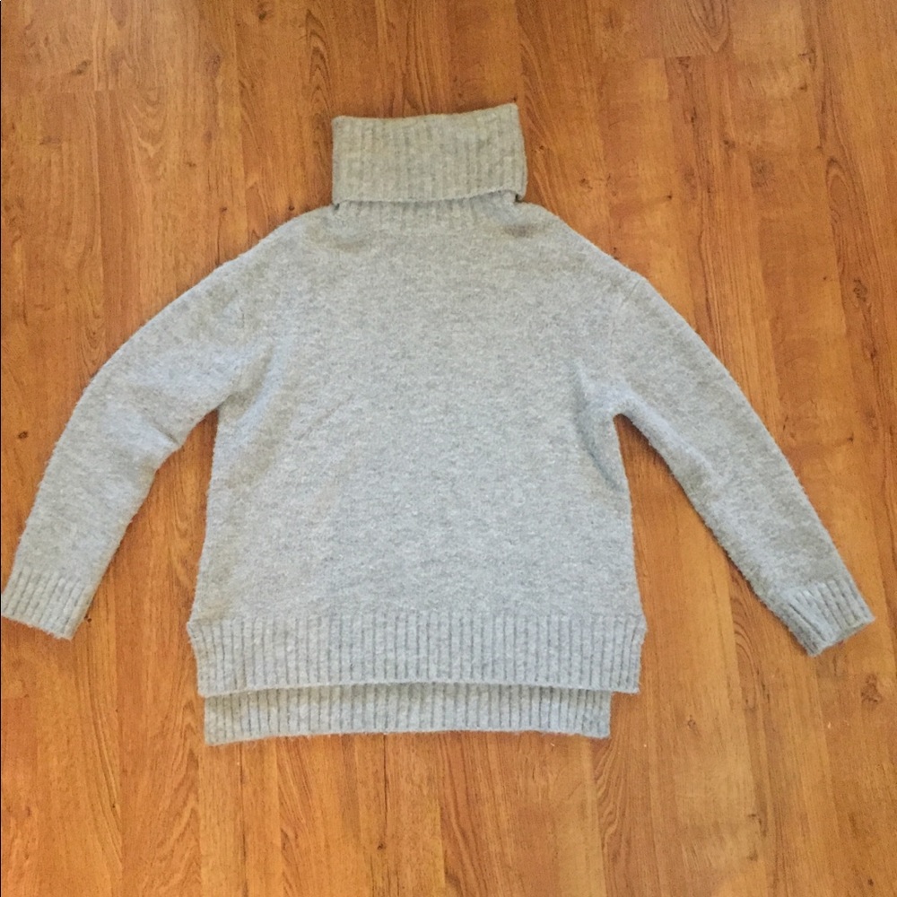 Lulus gray sweater. Super comfy and warm!